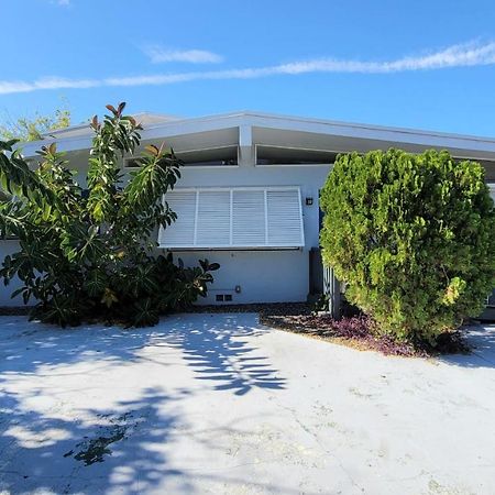 Beachway Inn Lantana Bagian luar foto