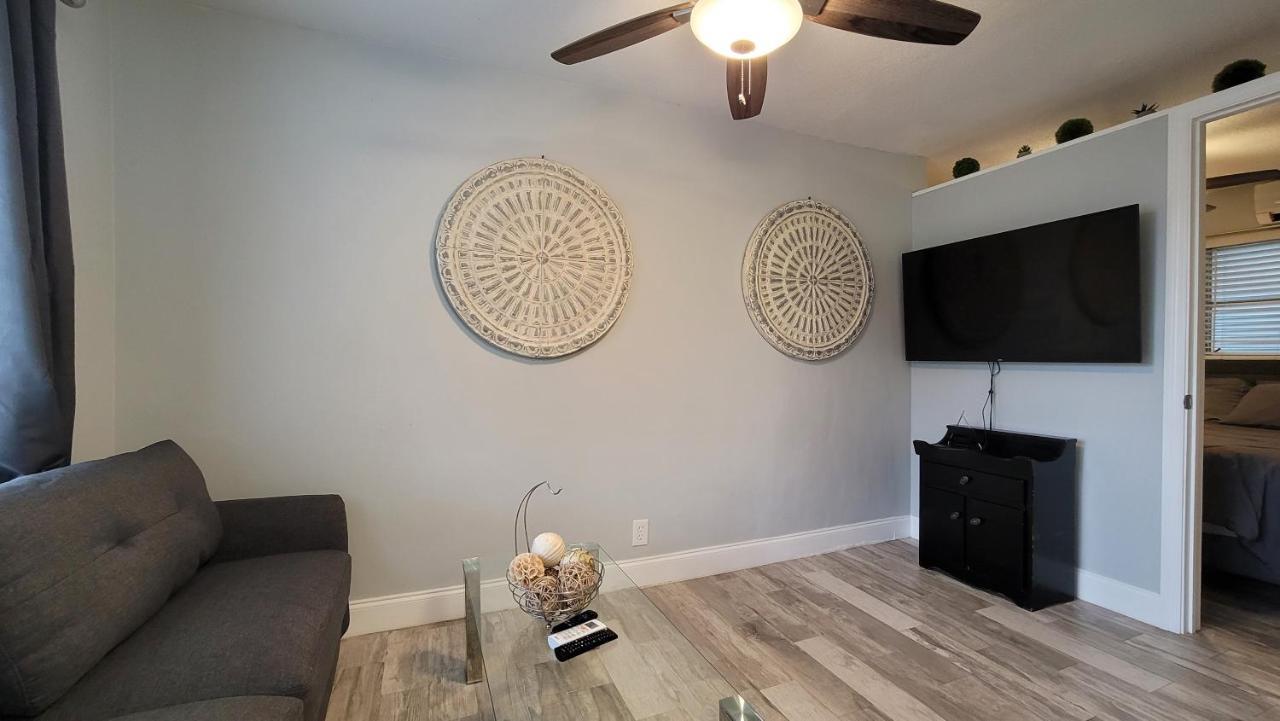 Beachway Inn Lantana Bagian luar foto